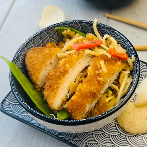 Asiatische Nudelpfanne mit knuspriger Hähnchenbrust