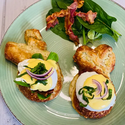 Laugenhäschen mit Egg Benedict