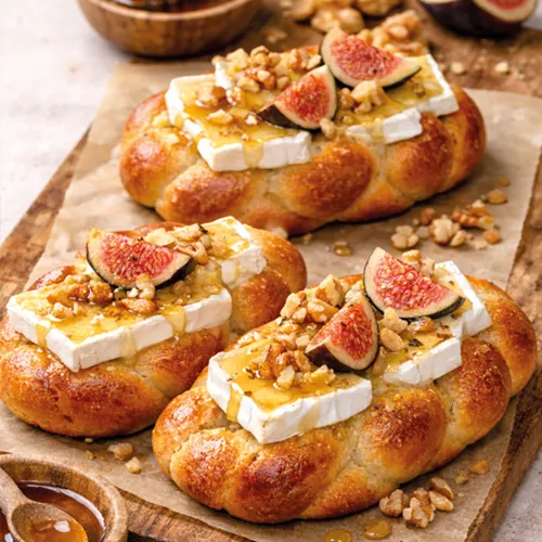 Butter-Hefe-Zopf mit Brie und Honig