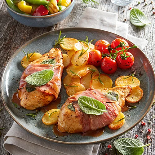 Hähnchen Saltimbocca mit Rosmarinkartoffelscheiben und Grillgemüse
