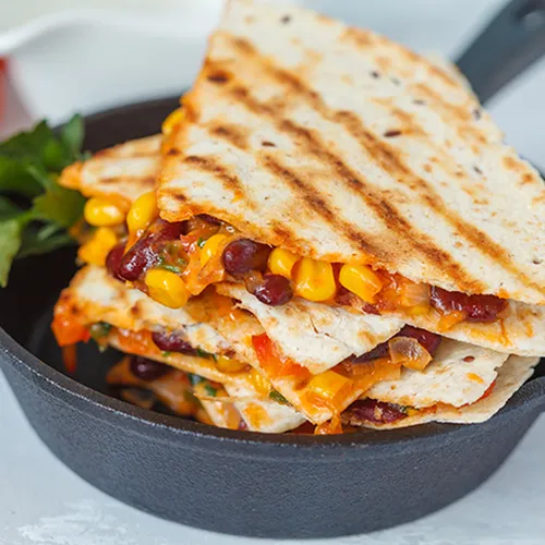 Tortillas vom Grill mit Rindfleisch, Bohnen, Mais und Guacamole
