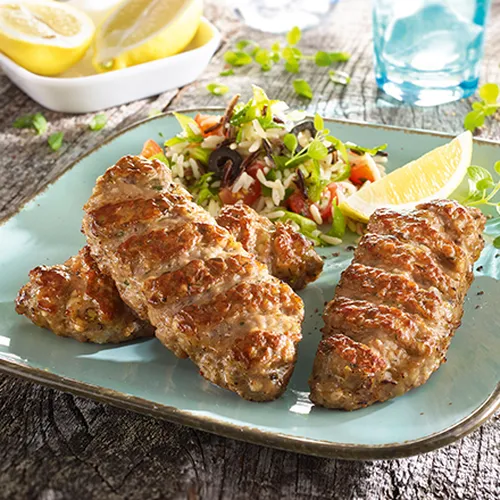 Lamm Hacksteak an einer Salatvariante