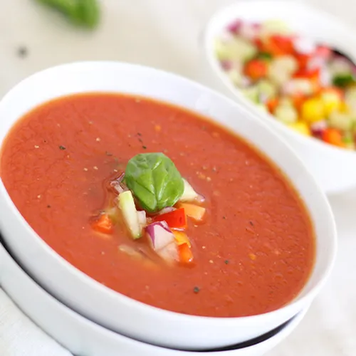 Tomatensuppe mit gestockten Eiern