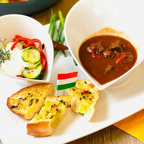 Gulaschsuppe mit Knoblauch Baguette