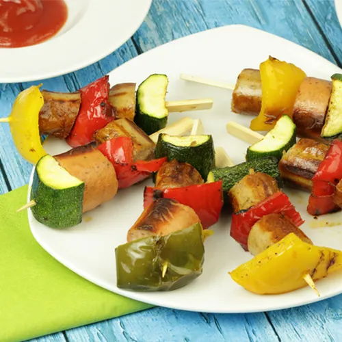 Würstchen-Gemüse-Spieße