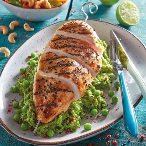 Hähnchen mit Sesam auf asiatischem Erbsenpesto